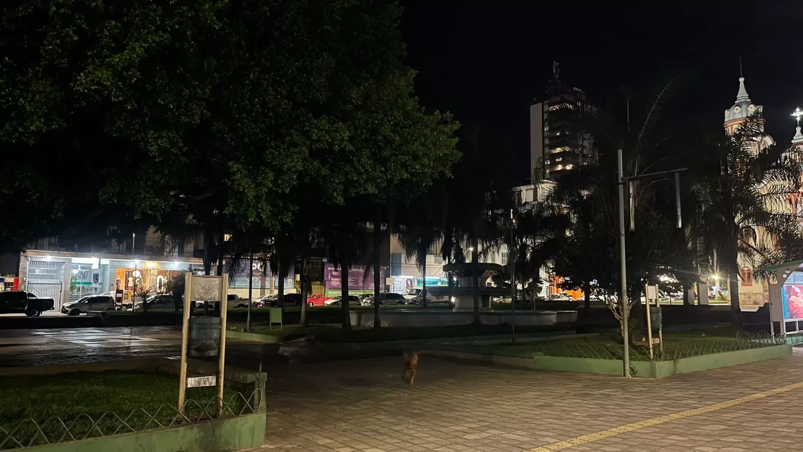 Falta de iluminação na Praça Getúlio Vargas preocupa moradores e comerciantes em Alfenas