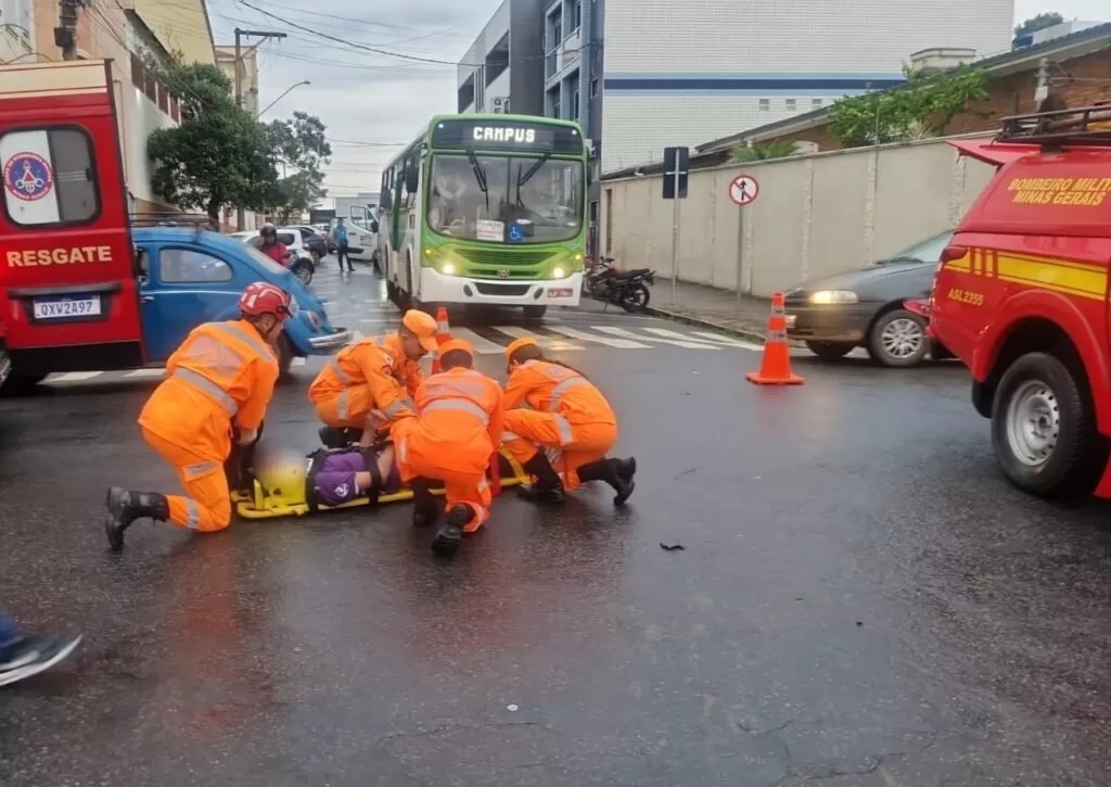 Jovem motociclista sofre traumatismo em grave acidente no centro de Alfenas