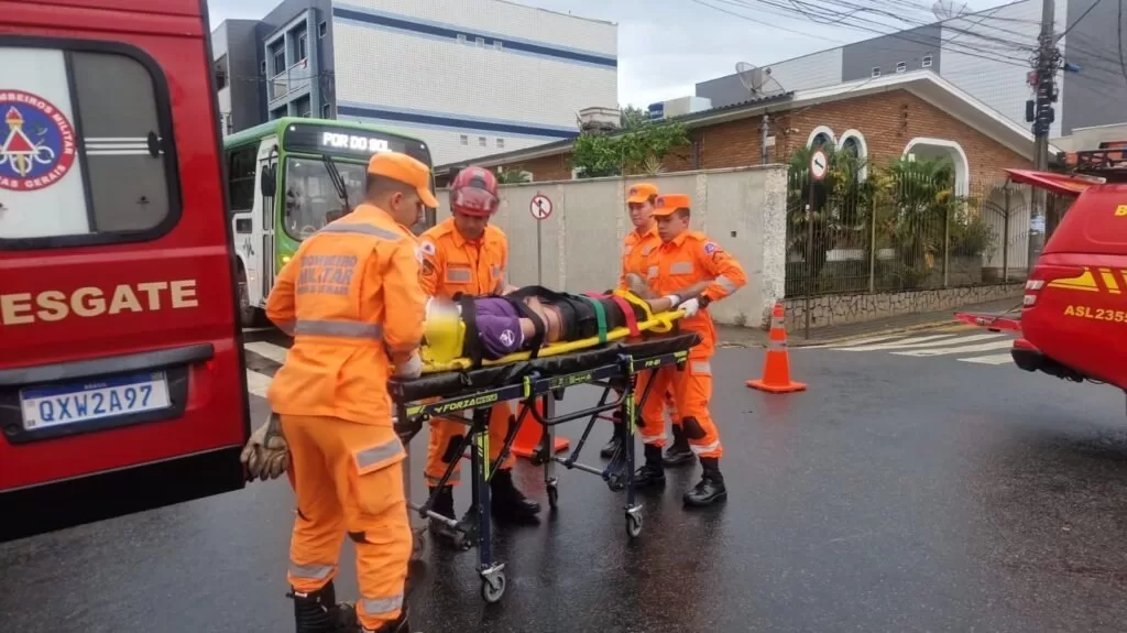 Jovem motociclista sofre traumatismo em grave acidente no centro de Alfenas