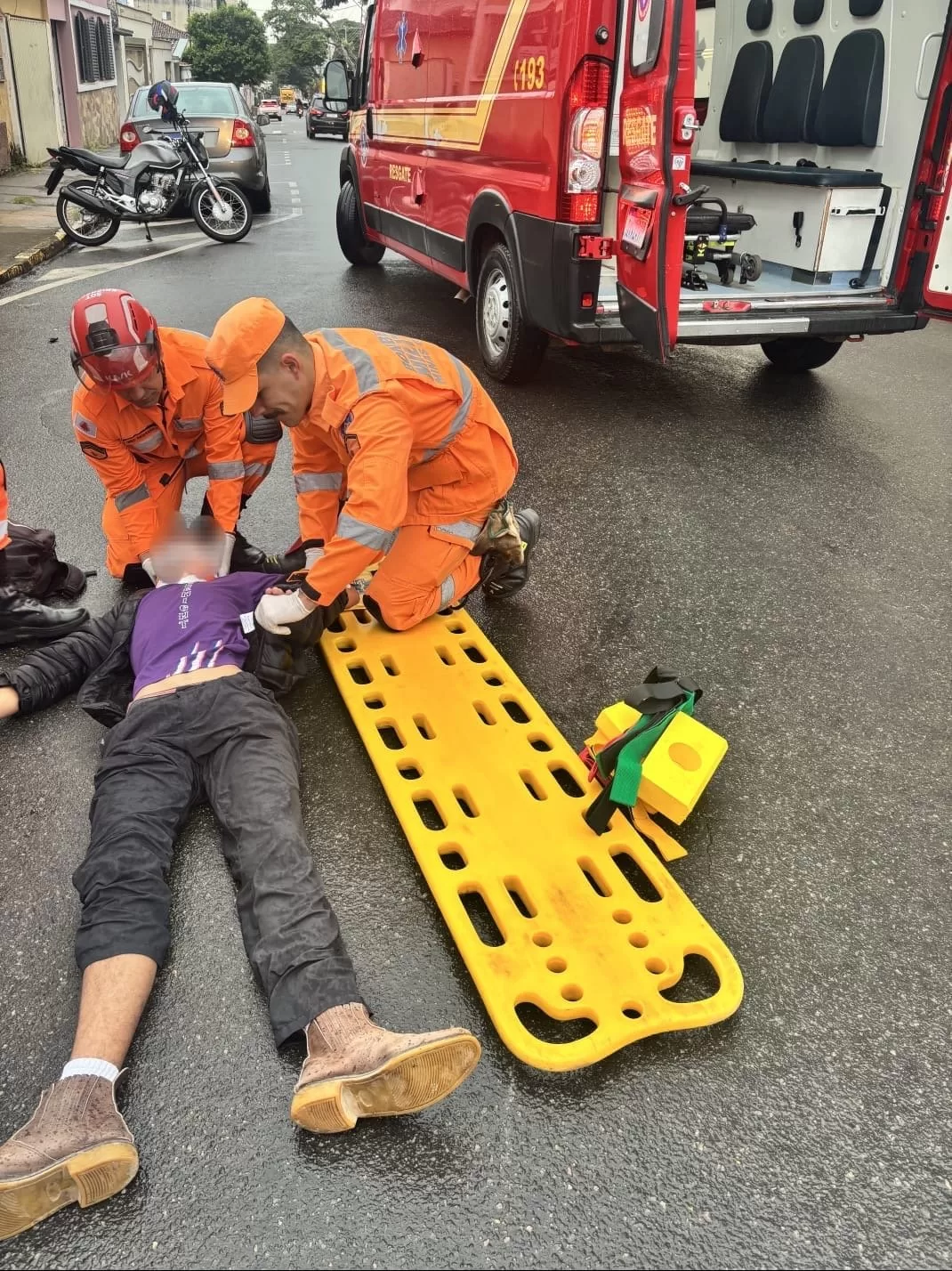 Motociclista de 19 anos fica ferido após colisão com carro no Centro de Alfenas