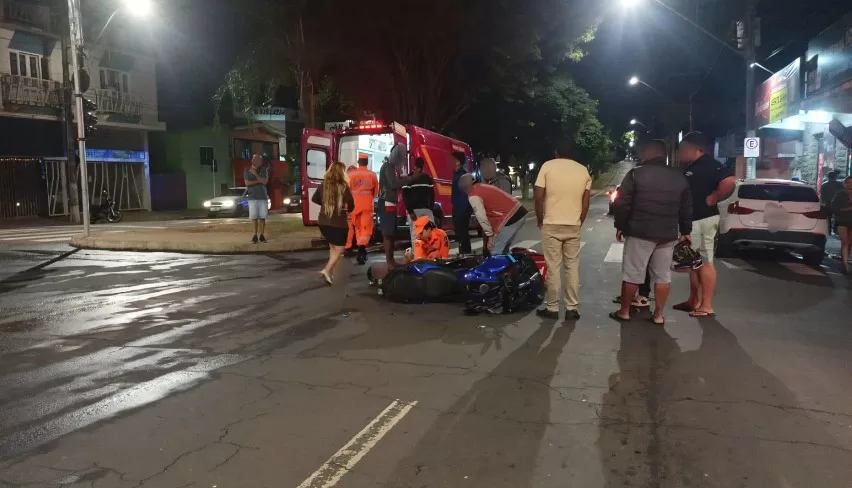 Motociclista sofre ferimentos após colisão em cruzamento movimentado no centro de Alfenas