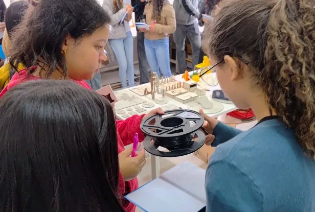 Educação Inovadora em Alfenas: Impressora 3D Promove Criatividade e Educação Financeira no Ensino Médio