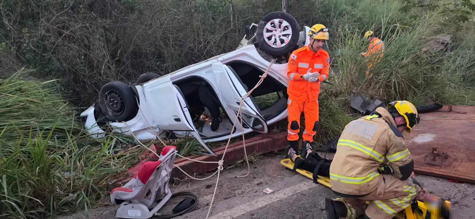 Colisão entre Veículo de Passeio e Caminhão Resulta em Feridos em Alfenas