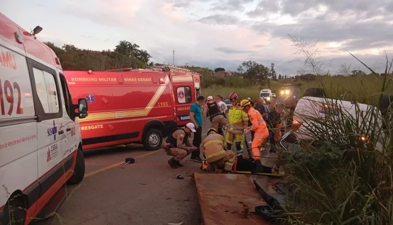 Colisão entre Veículo de Passeio e Caminhão Resulta em Feridos em Alfenas