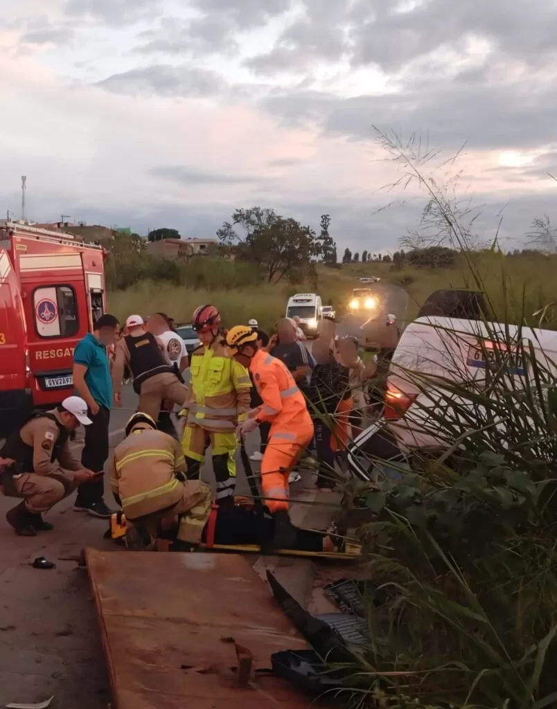 Colisão entre Veículo de Passeio e Caminhão Resulta em Feridos em Alfenas