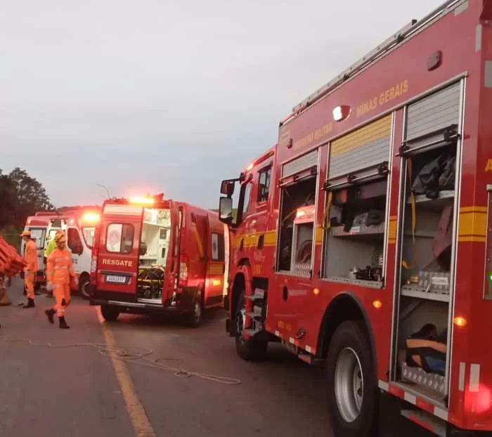 Colisão entre Veículo de Passeio e Caminhão Resulta em Feridos em Alfenas