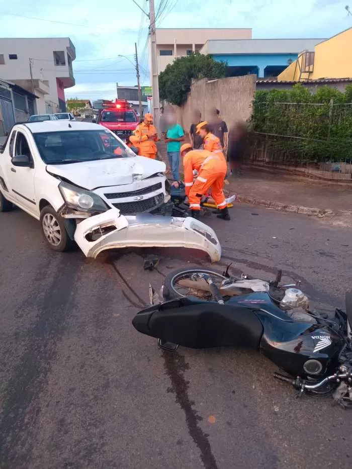 Motociclista fica ferido após colisão com carro na Rua José Munhoz Gago, Alfenas