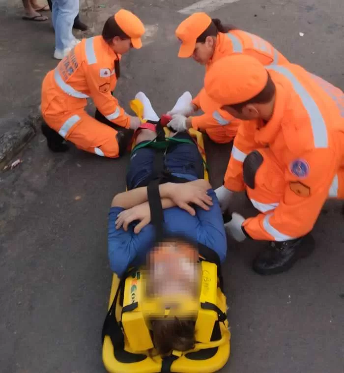 Motociclista fica ferido após colisão com carro na Rua José Munhoz Gago, Alfenas