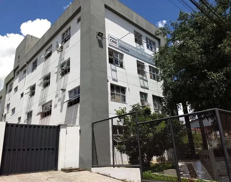 Homem é preso por descumprir medida protetiva e ameaçar ex-companheira em Alfenas