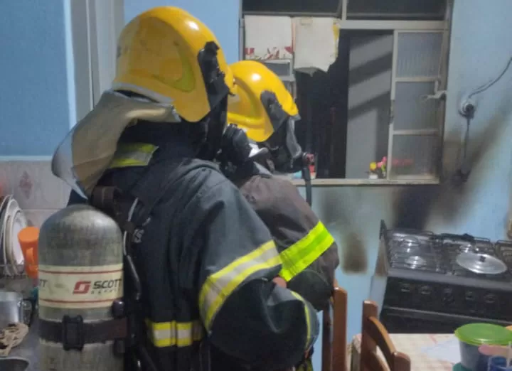 Bombeiros resgatam casal de idosos de incêndio em Alfenas