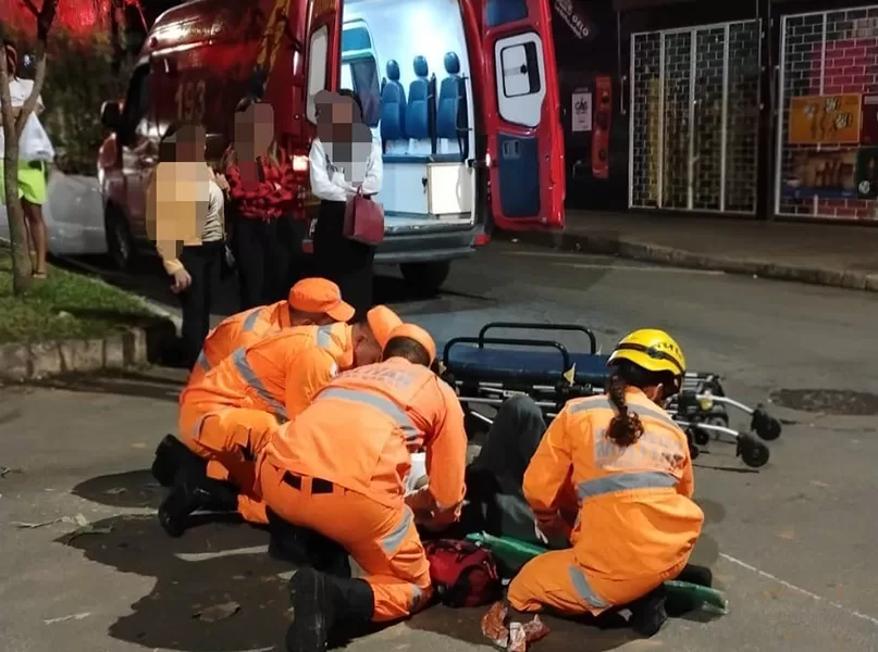 Motociclista de 19 anos sofre suspeita de fratura após colisão na Avenida Benjamin Constant