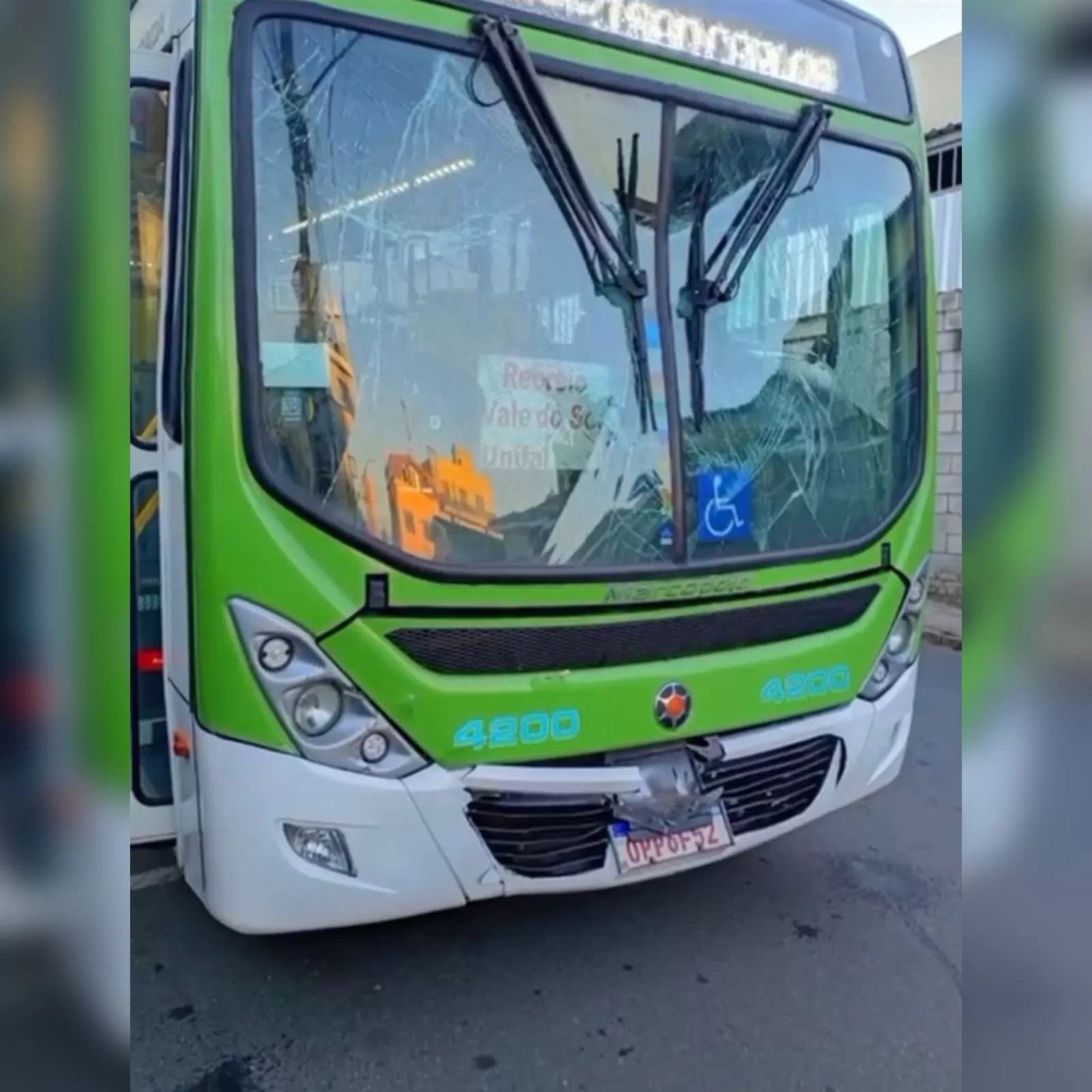 Colisão entre ônibus na região central de Alfenas deixa passageiros feridos