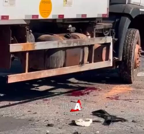 Acidente entre caminhão de lixo e moto deixa vítima gravemente ferida em Alfenas