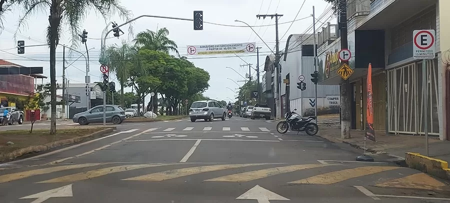 Semáforos no cruzamento da avenida Governador Valadares entram em operação