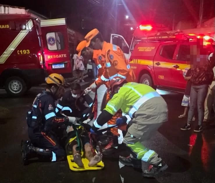 Motociclista de 21 anos fica ferido após colisão com carro no Recreio Vale do Sol, em Alfenas