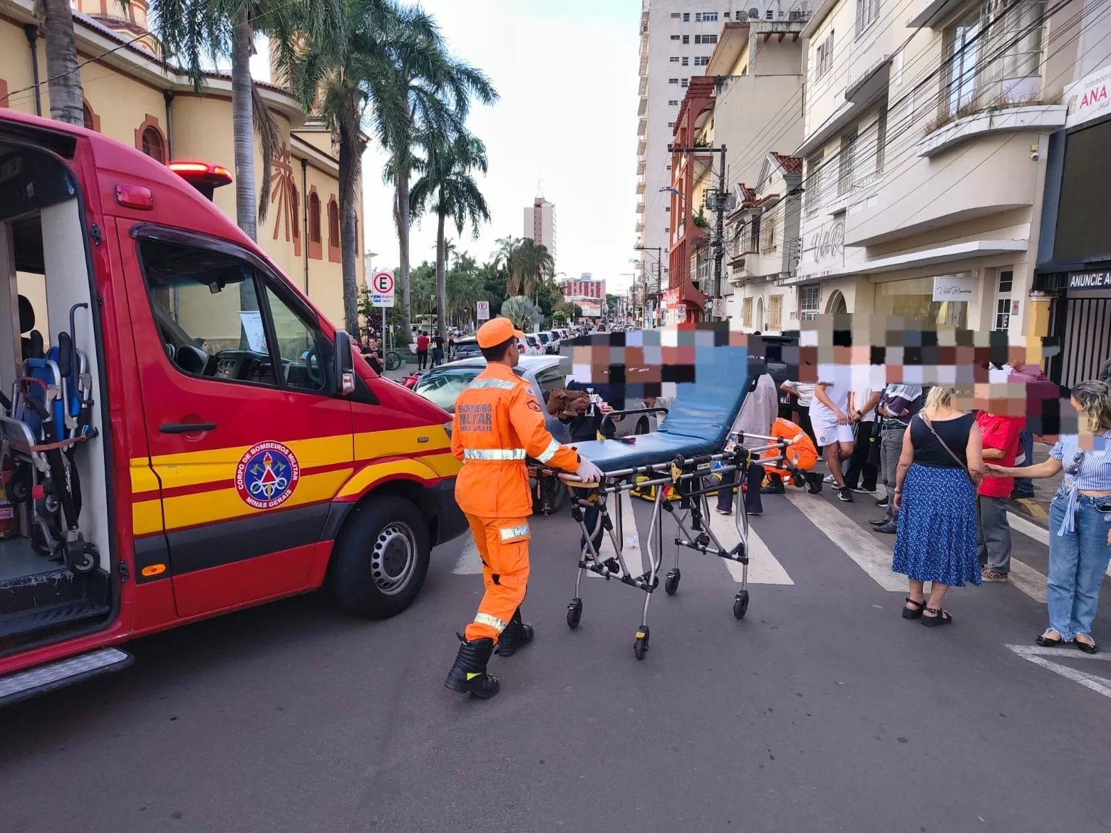 Idosa de 81 anos é atropelada em faixa de pedestres no centro de Alfenas