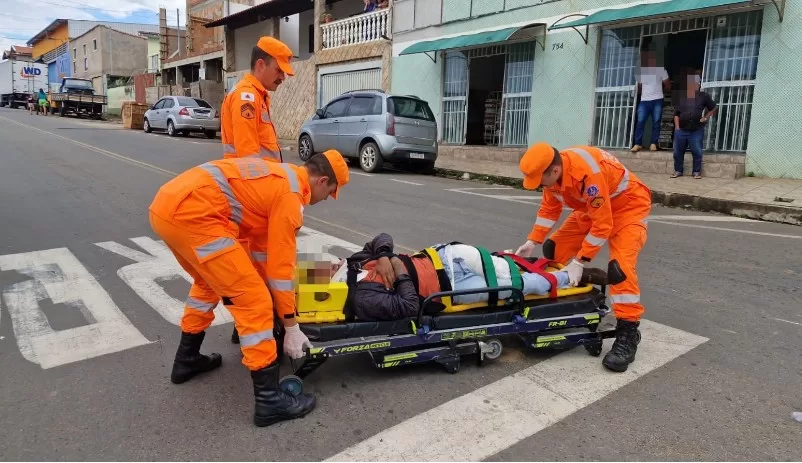 Motociclista fica gravemente ferido após colisão na Avenida Machado de Assis, em Alfenas