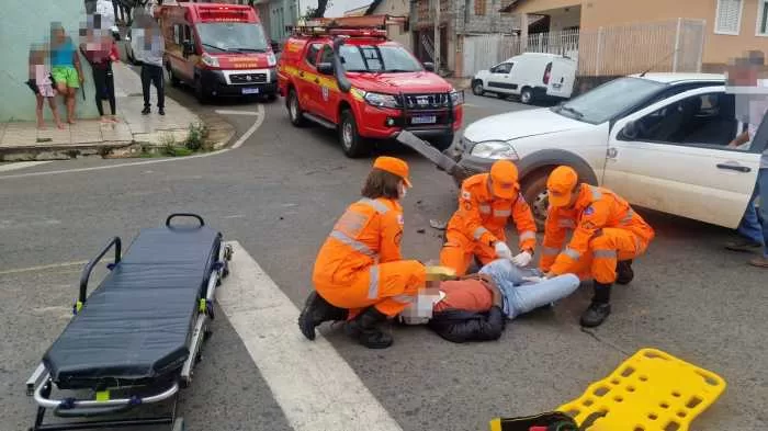 Motociclista fica gravemente ferido após colisão na Avenida Machado de Assis, em Alfenas