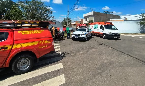Duas colisões entre carros e motos deixam três feridos em Alfenas; motoristas saem dos locais