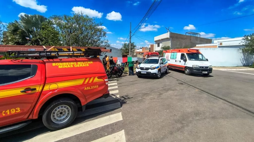 Duas colisões entre carros e motos deixam três feridos em Alfenas; motoristas saem dos locais