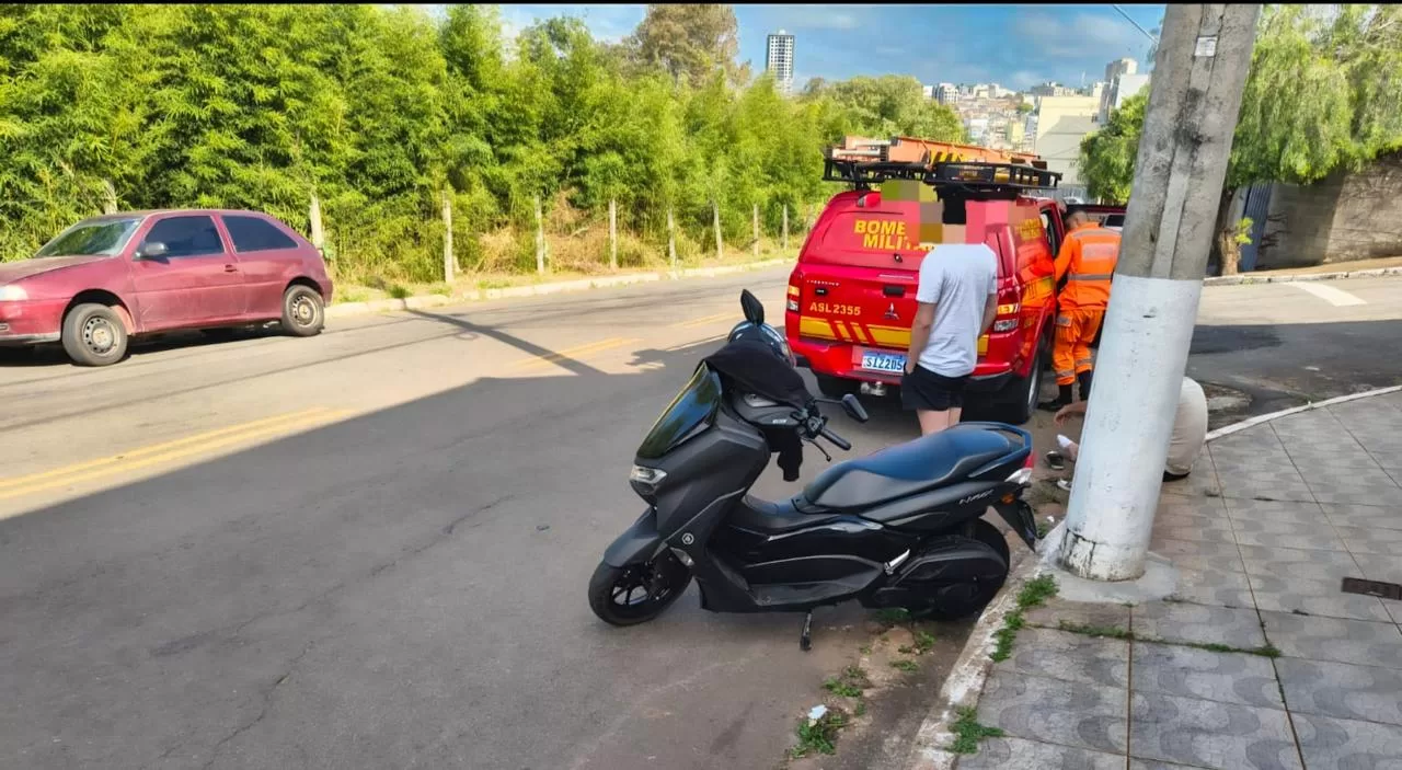 Duas colisões entre carros e motos deixam três feridos em Alfenas; motoristas saem dos locais