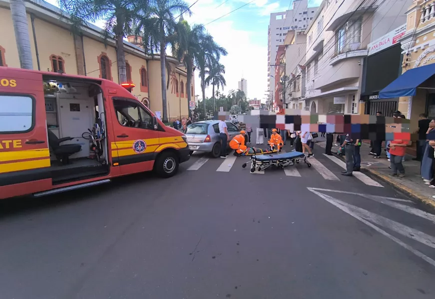 Idosa de 81 anos é atropelada na faixa de pedestres no centro de Alfenas