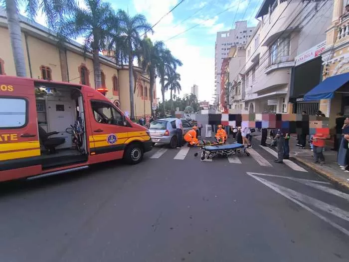 Idosa de 81 anos é atropelada na faixa de pedestres no centro de Alfenas