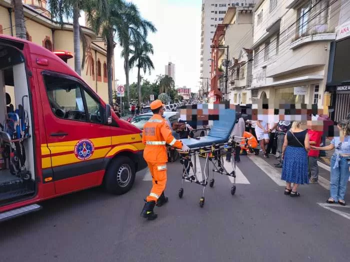 Idosa de 81 anos é atropelada na faixa de pedestres no centro de Alfenas