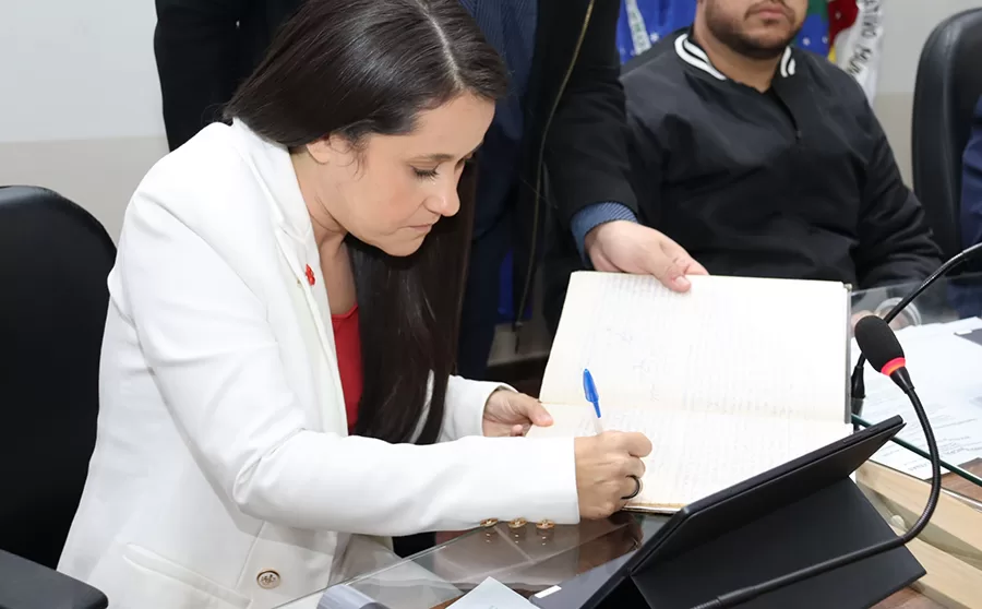 Marina Gissi toma posse como vereadora em Alfenas após substituição de mandato