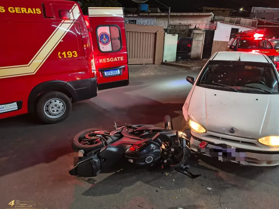 Acidente entre carro e motocicleta no bairro Jardim América em Alfenas