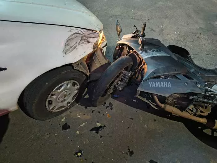 Acidente entre carro e motocicleta no bairro Jardim América em Alfenas