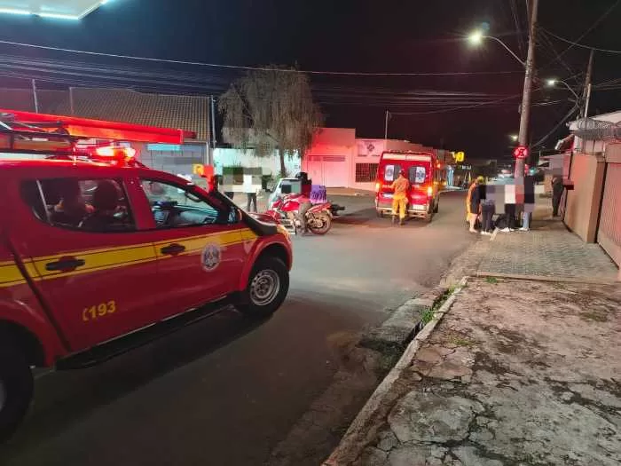 Acidente entre carro e motocicleta no bairro Jardim América em Alfenas