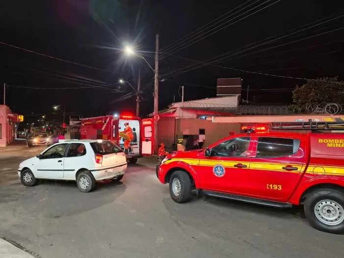 Acidente entre carro e motocicleta no bairro Jardim América em Alfenas