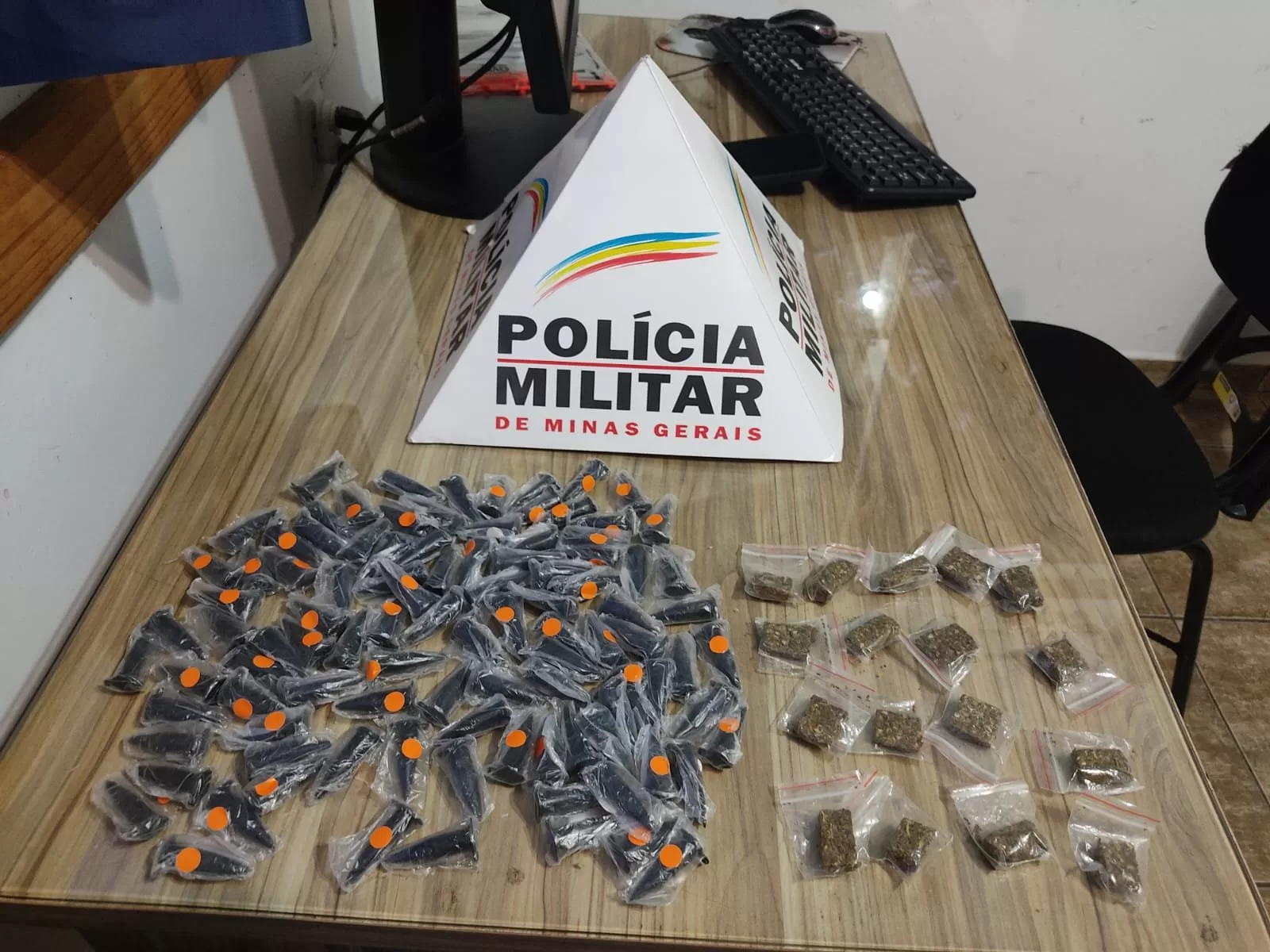 Polícia apreende drogas e prende menor no Jardim São Carlos