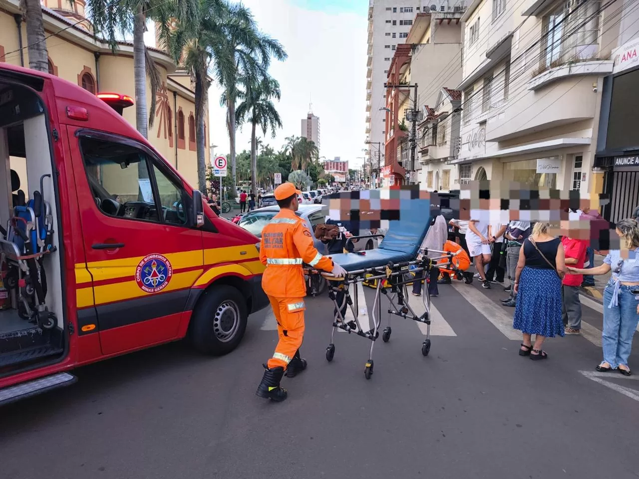 Idosa de 81 anos é atropelada em faixa de pedestres no Centro de Alfenas