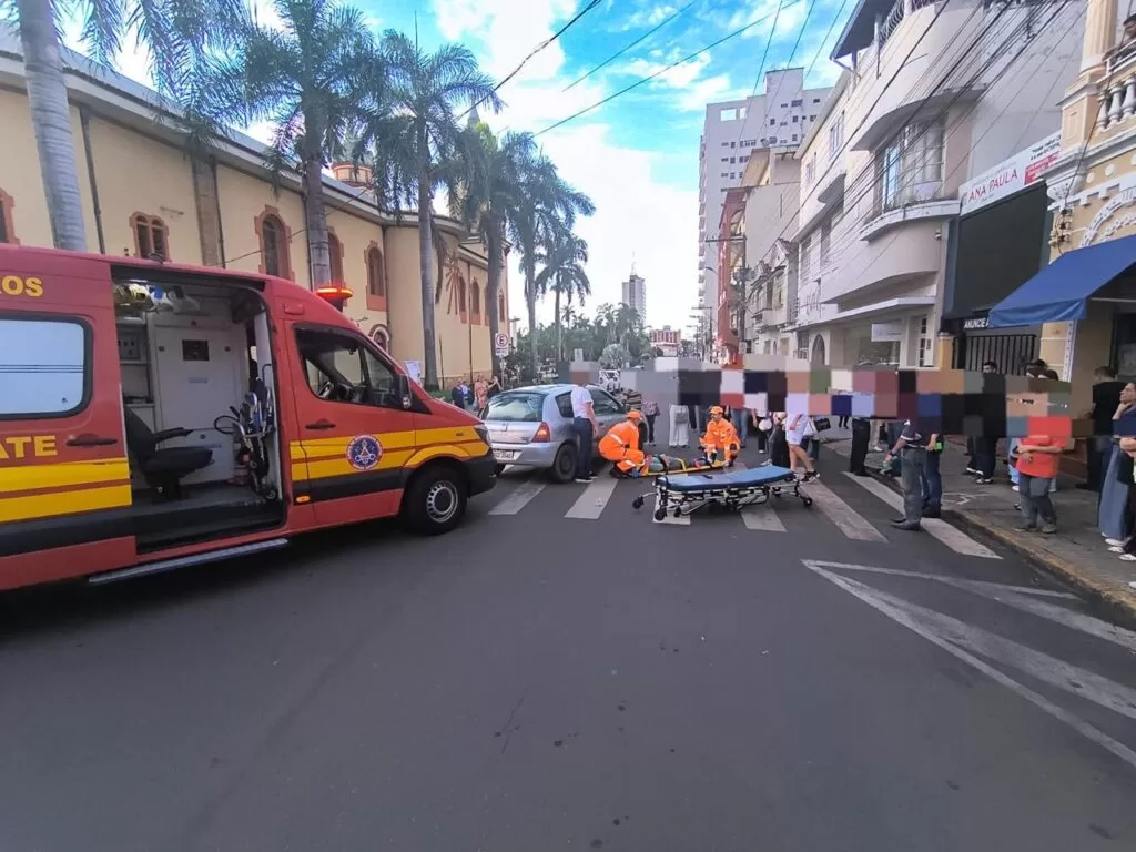 Idosa de 81 anos é atropelada em faixa de pedestres no Centro de Alfenas