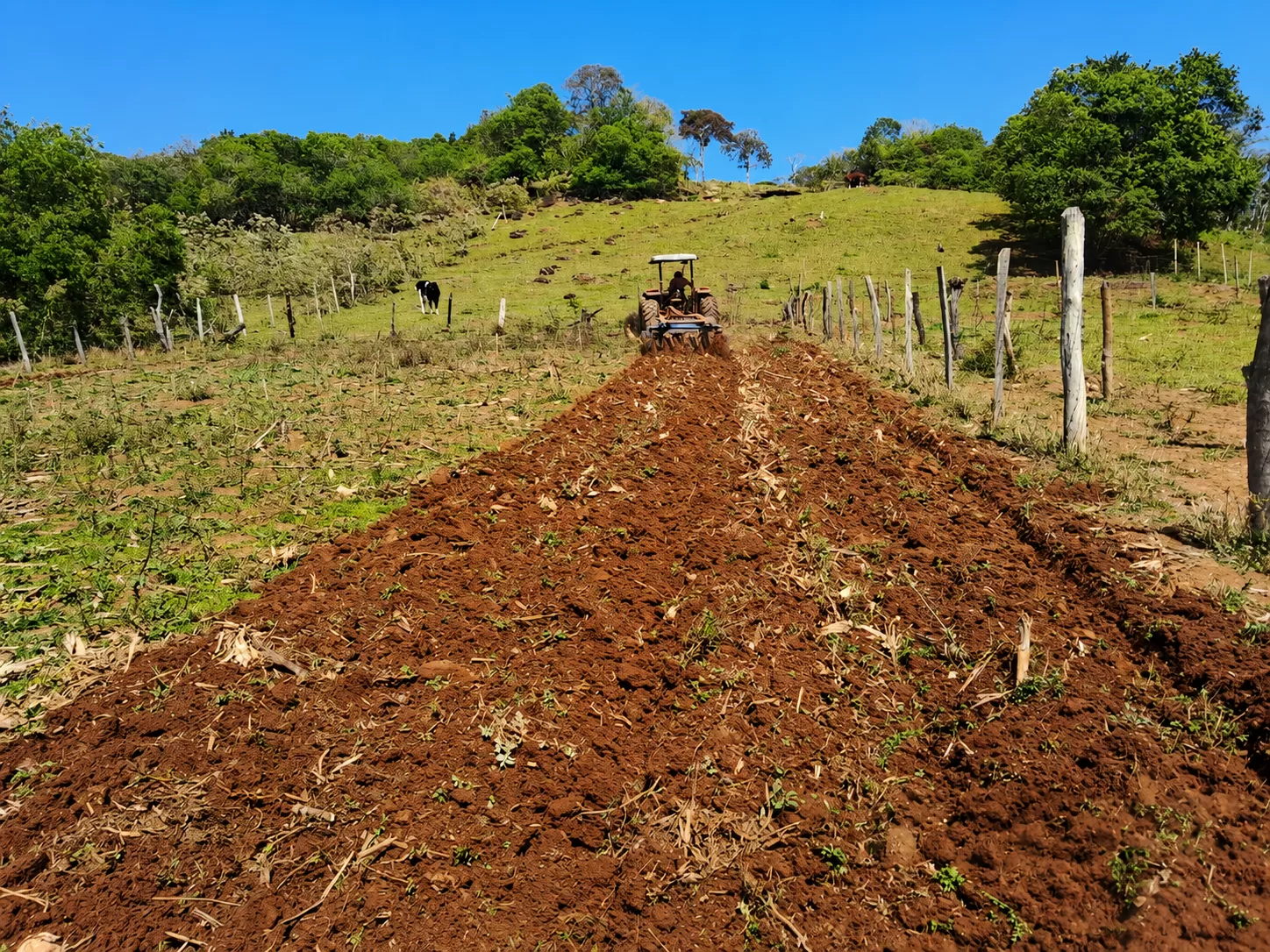 Alfenas amplia apoio à agricultura familiar com obras e mecanização no campo