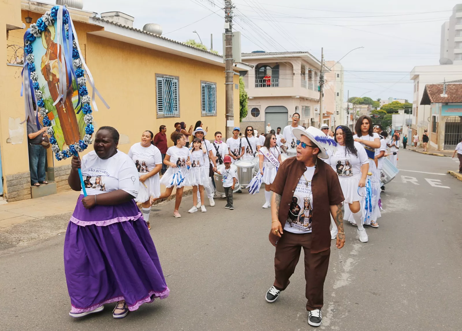 Encontro de Congadeiros reúne tradições afro-brasileiras e reforça identidade cultural em Alfenas