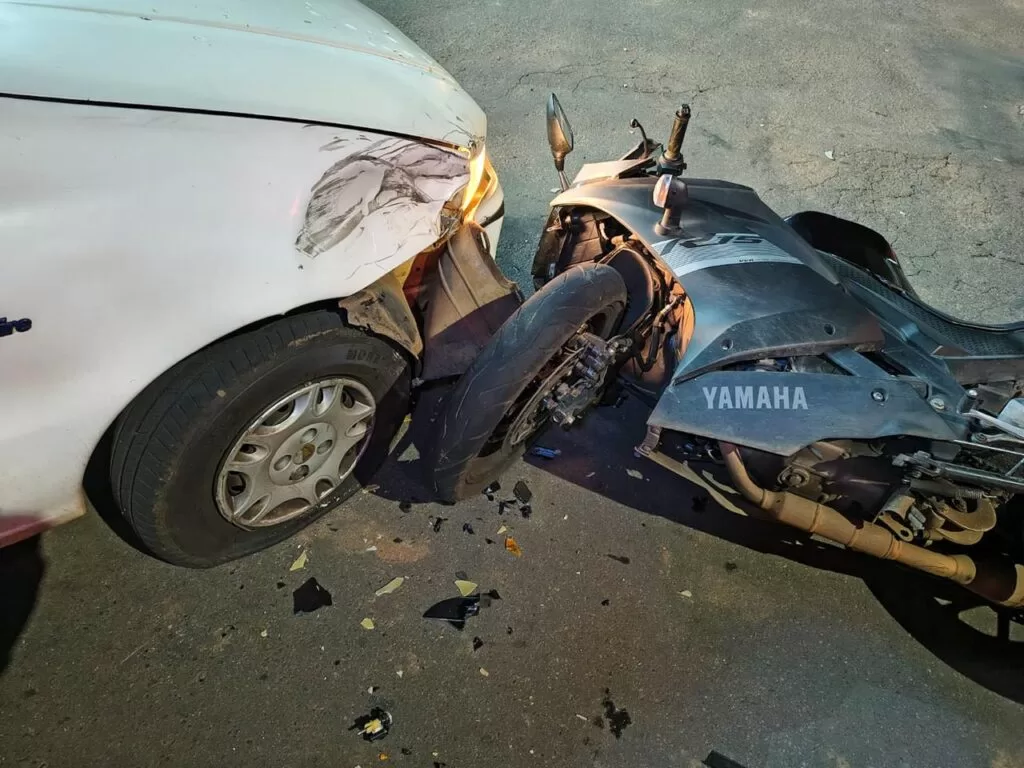 Motociclista fica ferido após colisão com carro no Jardim América, em Alfenas