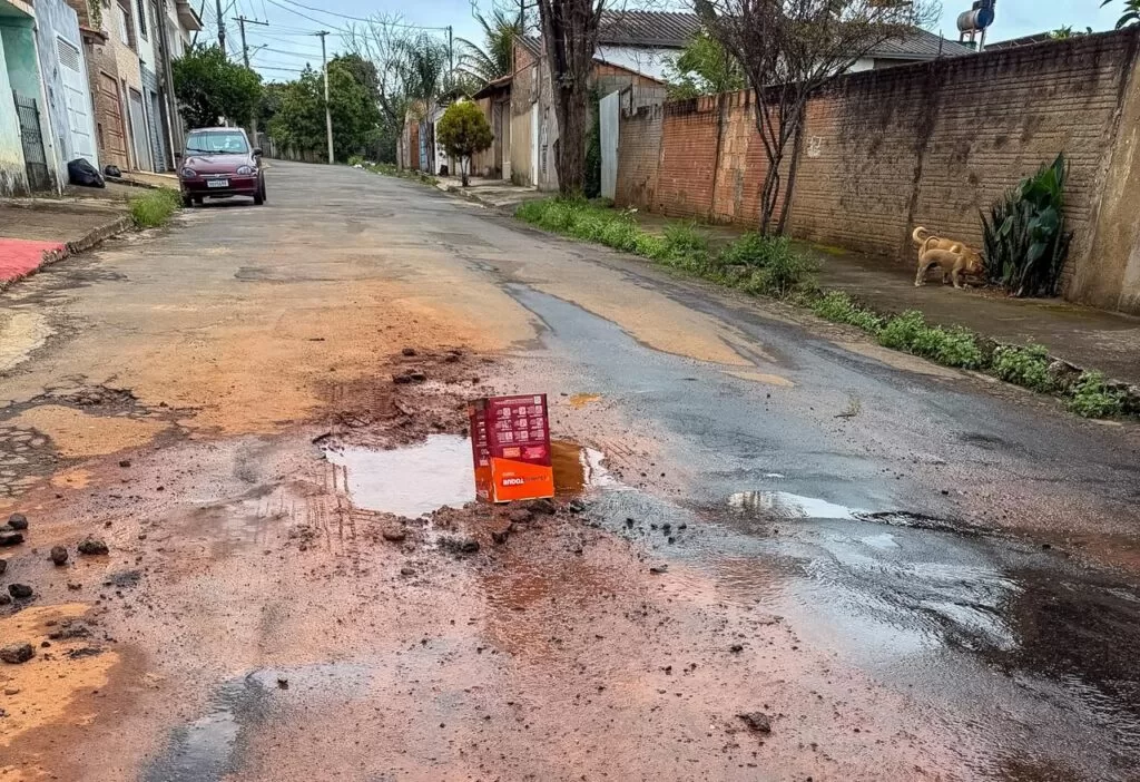 Vazamento de água persiste há quase uma semana na rua Saulo Prado Leite, em Alfenas