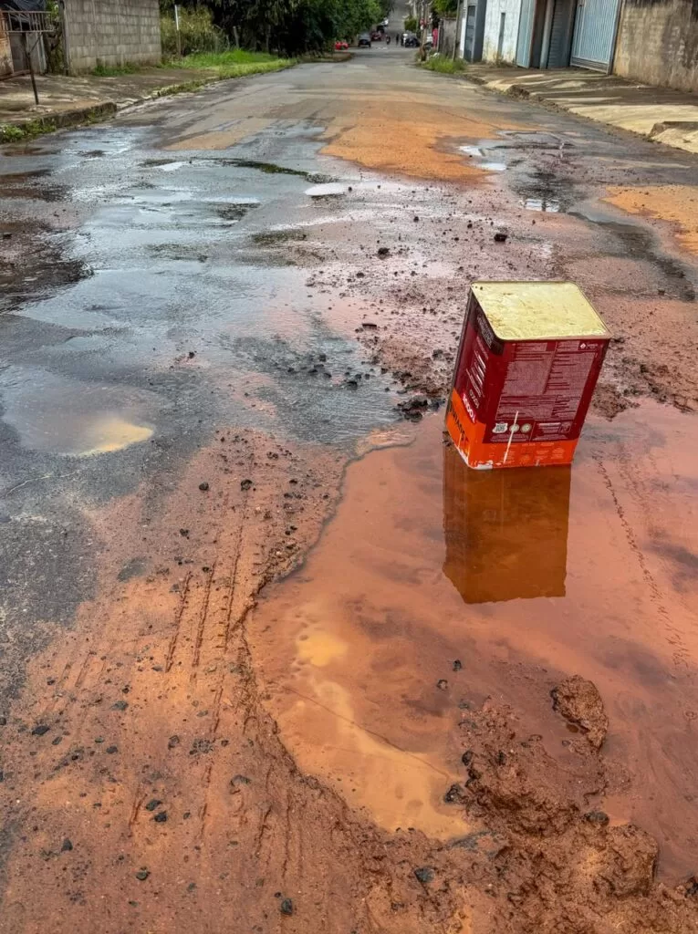 Vazamento de água persiste há quase uma semana na rua Saulo Prado Leite, em Alfenas