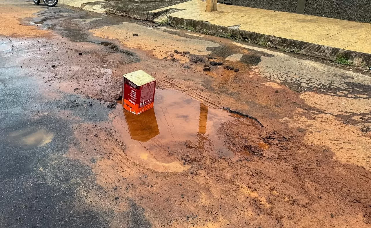 Vazamento de água persiste há quase uma semana na rua Saulo Prado Leite, em Alfenas