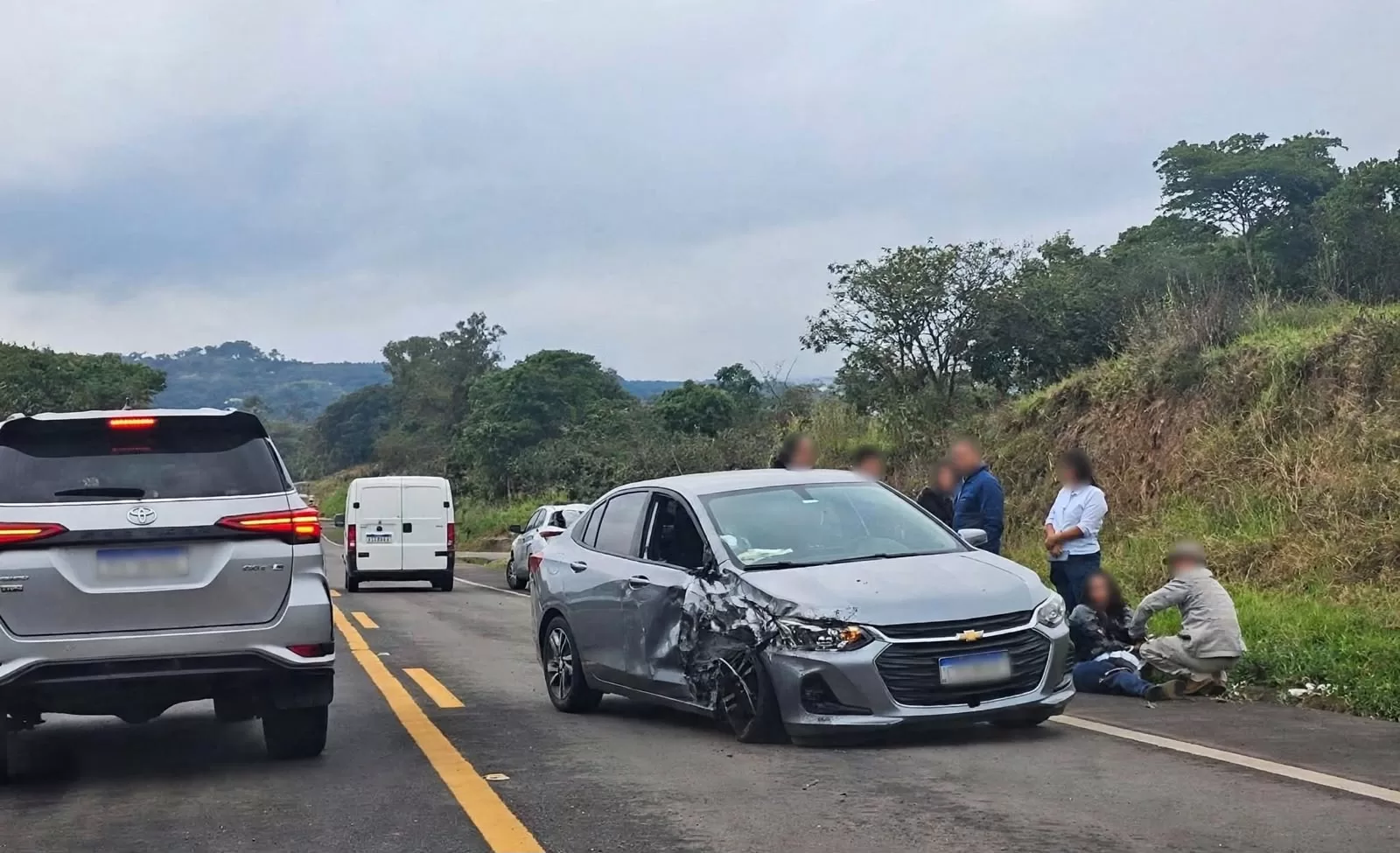 Colisão na MGC-491, em Alfenas, deixa passageira ferida e causa lentidão no trânsito