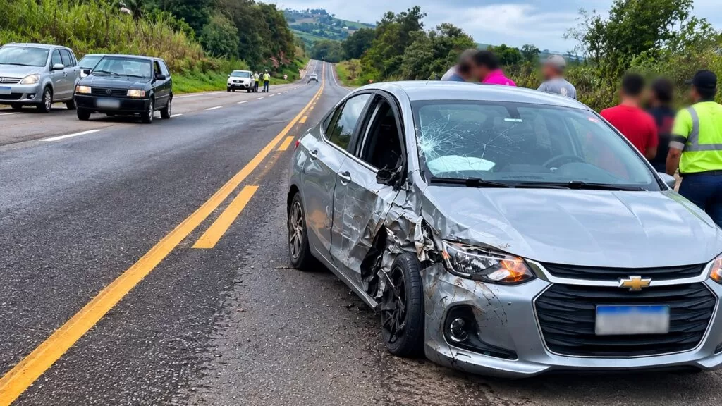 Colisão na MGC-491, em Alfenas, deixa passageira ferida e causa lentidão no trânsito