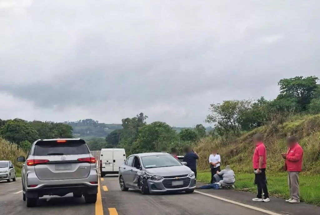 Colisão na MGC-491, em Alfenas, deixa passageira ferida e causa lentidão no trânsito
