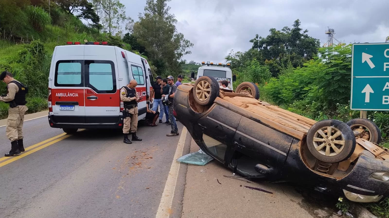 Capotamento na BR-267 deixa duas mulheres feridas em Machado