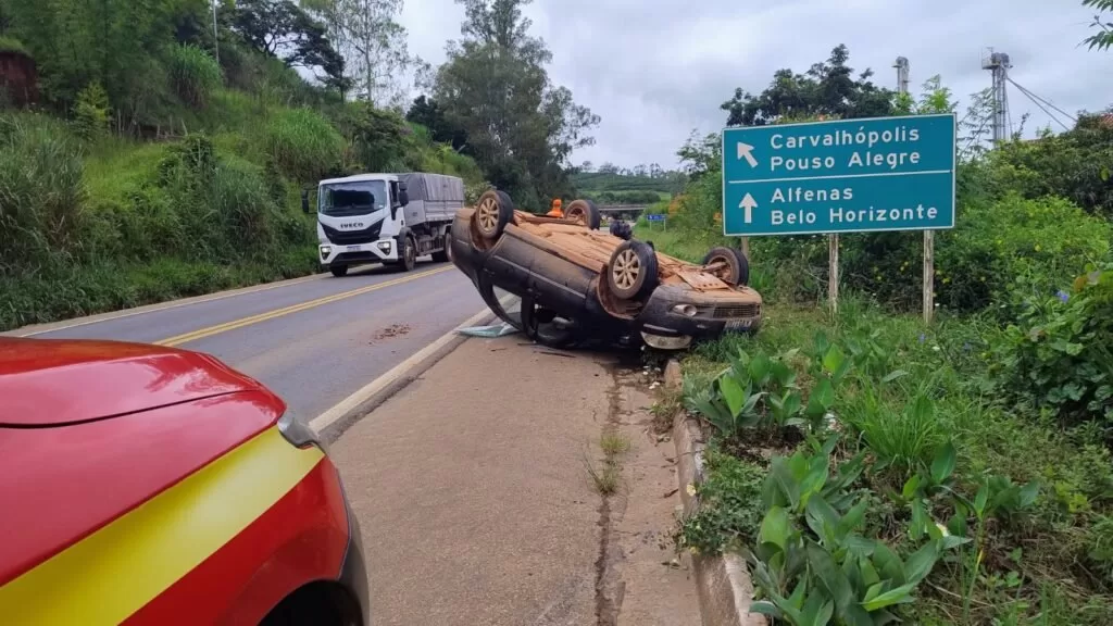 Capotamento na BR-267 deixa duas mulheres feridas em Machado