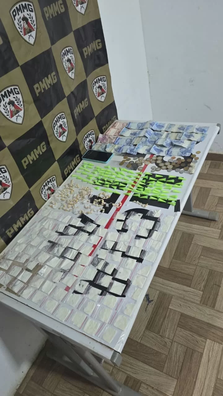 PM apreende cocaína, crack, dinheiro e celular durante operação em Campo do Meio