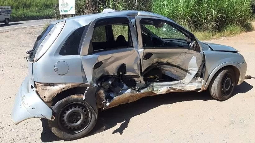 Mulher fica presa às ferragens após conversão proibida na rodovia entre Alfenas e Pouso Alegre
