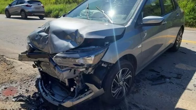 Mulher fica presa às ferragens após conversão proibida na rodovia entre Alfenas e Pouso Alegre